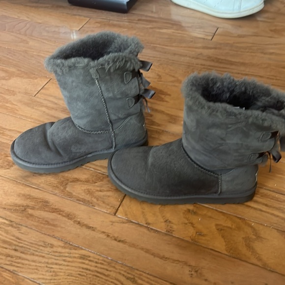 Women’s UGG Bailey Bow II size 7 - Picture 3 of 5